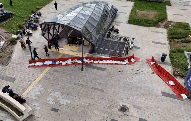 İstanbul Başakşehir'de Kayaşehir metro girişine çuvallarla barikat kuruldu