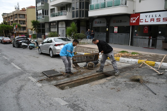 Kuşadası'nda fırtına sonrası belediye ekipleri çamur ve mazgalları temizledi
