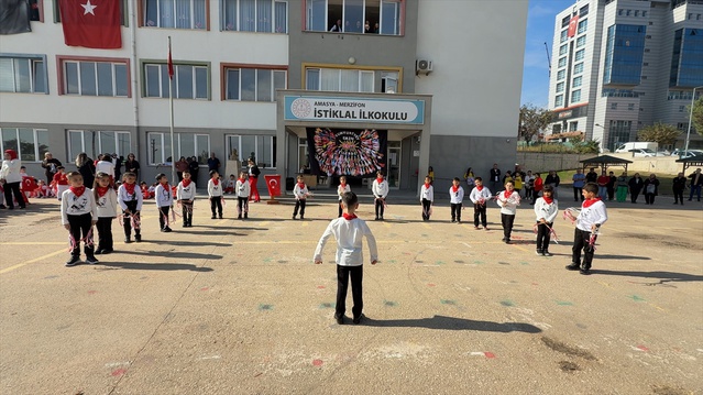 Merzifon'da 29 Ekim'de 2-B sınıfı öğrencileri Atatürk tişörtleriyle zeybek oynadı