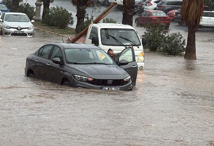 Bodrum’da sağanak; cadde ve sokaklar göle döndü, araçlar yolda kaldı