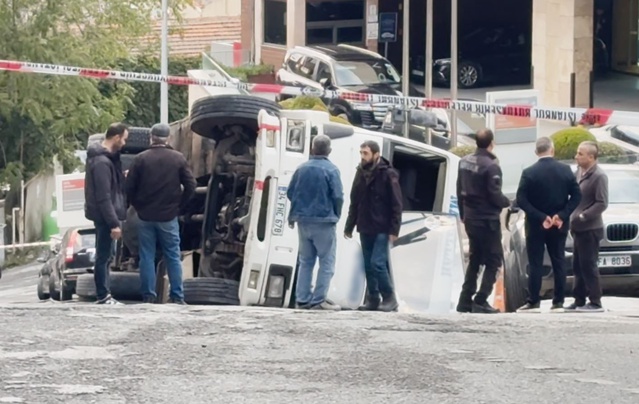 Beyoğlu'nda iddiaya göre yan yatan kamyon, Nizamiye Caddesi'ni trafiğe kapattı