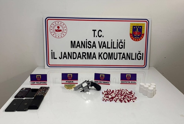 Manisa Sarıgöl'de 798 uyuşturucu hap ele geçirildi, 3 şüpheliden 1'i tutuklandı