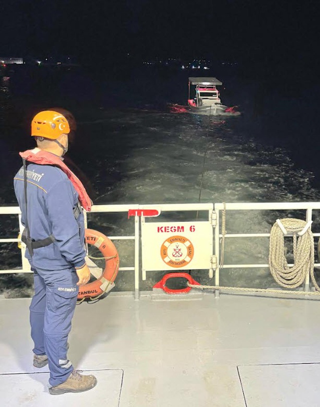 Çanakkale Boğazı'nda sürüklenen 7 metrelik tekne, 2 kişiyle Lapseki'ye yedeklendi