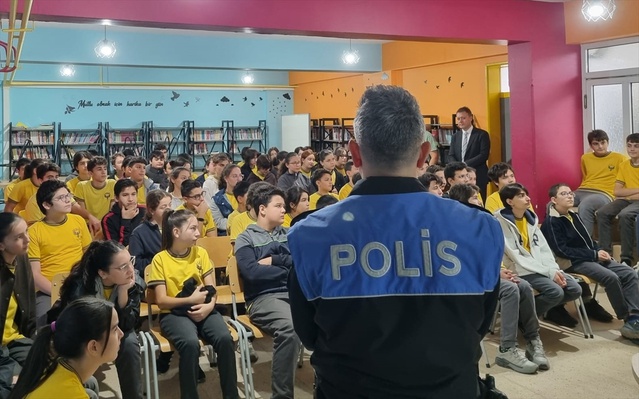 Ödemiş'te polis 257 öğrenciye güvenli internet ve siber zorbalık eğitimi verdi