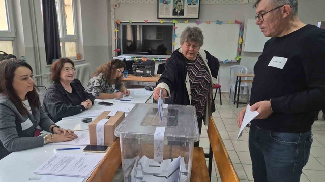Tekirdağ'da çifte vatandaşlar Bulgaristan seçiminde 50. Yıl Ortaokulu'nda oy kullandı