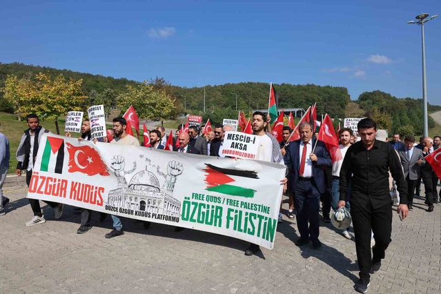 Düzce Üniversitesi öğrencileri Filistin için yürüyüş düzenledi, Rektör de katıldı