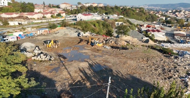 Sarıyer Ferahevler'de araziye dökülen lağım atıkları vatandaşı isyan ettirdi