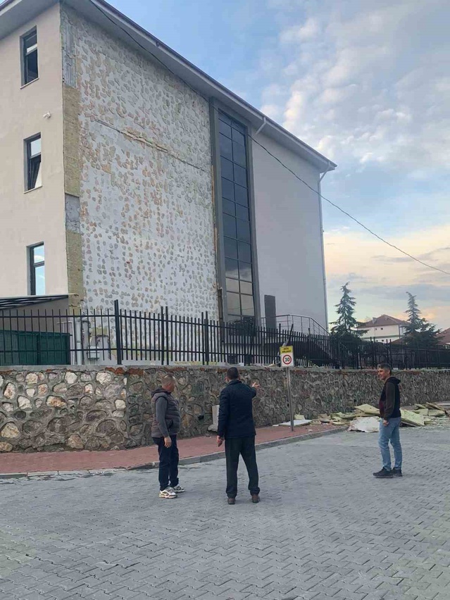 Düzce'de fırtına Gümüşova İlkokulu ve Ortaokulunun dış cephesini hasara uğrattı
