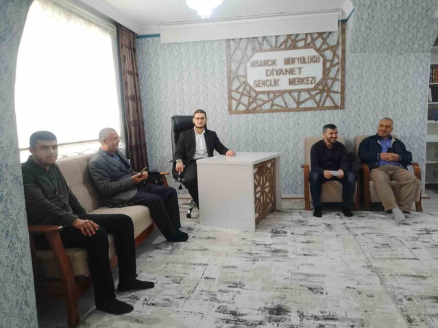 Kütahya Hisarcık'ta Müftülük, Diyanet Gençlik Merkezi'nde kitap okuma etkinliği düzenledi