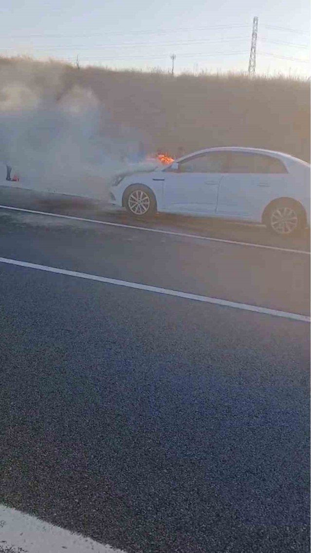 Nevşehir'de seyir halindeki otomobil alev aldı, itfaiye yangını söndürdü