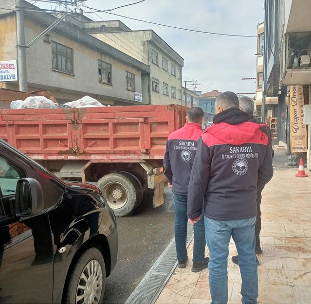 Sakarya'da domuz eti tespit edilen 2,6 ton sucuk imha edilirken işletme kapatıldı