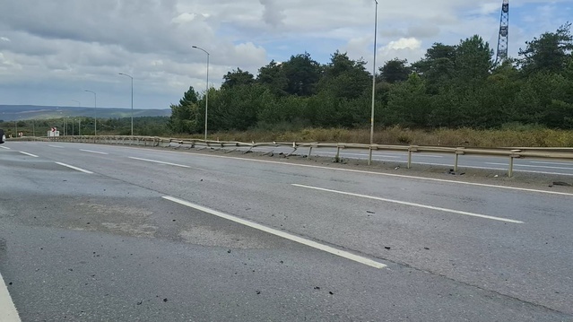 Çekmeköy'de kontrolden çıkan otomobil bariyerlere çarptı, ölen yaralanan olmadı