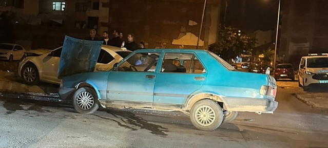 Elazığ'ın Rüstempaşa Mahallesi'nde iki otomobil çarpıştı, kazada 1 kişi yaralandı