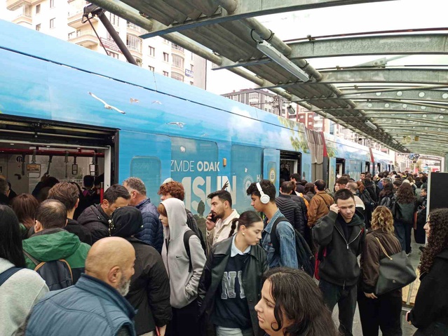 Samsun'da sabah tramvay yoğunluğu yaşanıyor, 12 tramvaydan 2'si hizmette