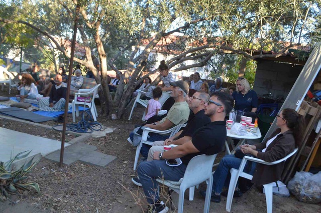 Ayvalık'ta ücretsiz pandomim ve müzik gösterisi ilk kez ev bahçesinde yapıldı