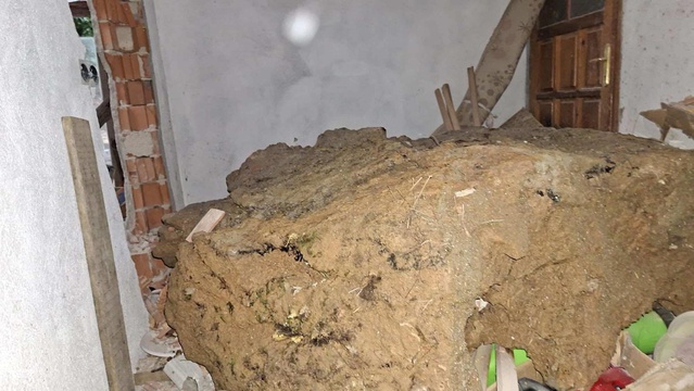 Dalaman'da heyelanda Ömer Ali Türkmen'in evine kaya düştü, 4 kişilik aile taşındı