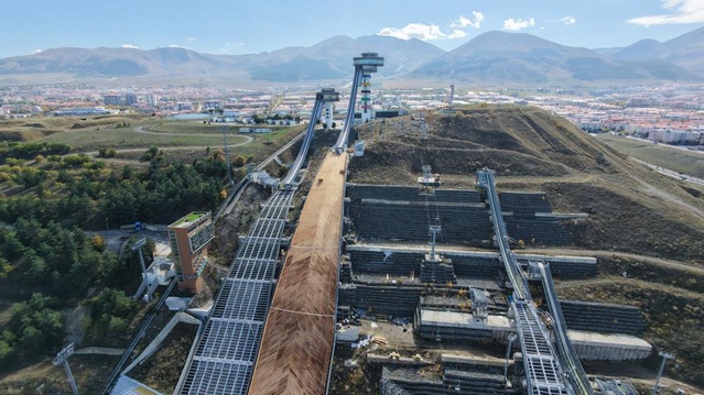 Erzurum'daki kayakla atlama tesisinde beton pistler ahşap sisteme dönüştürülüyor