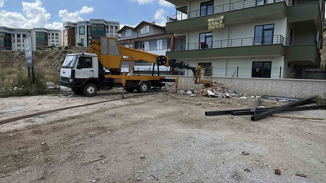 Konya Meram'da sepetli vinçle çalışırken düşen işçinin çenesi kırıldı