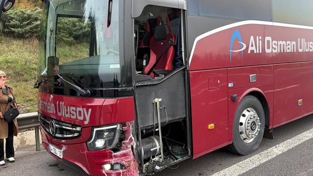 Bolu'da sisin görüşü düşürdüğü Anadolu Otoyolu'nda 3 araç çarpıştı, 2 kişi yaralandı