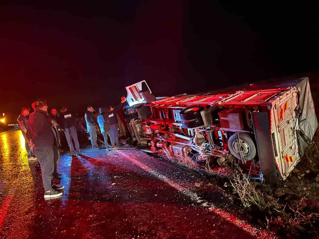 Sivas Gürün'de kaygan yolda devrilen patates kamyonunda 1'i ağır 3 kişi yaralandı