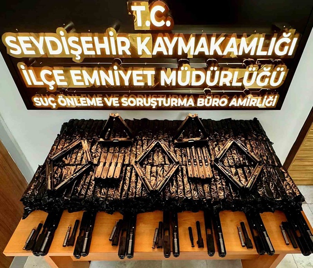Seydişehir'de operasyonda araçta 1560 tabanca parçası ele geçirildi