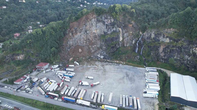 Artvin'de heyelan: Kaya kütleleri tır parkını vurdu, 1 kişi hayatını kaybetti
