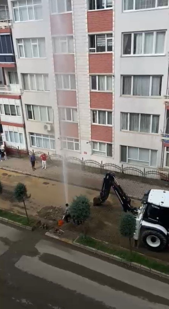 Giresun'da altyapıda değiştirilen su borusu patladı, su metrelerce fışkırdı