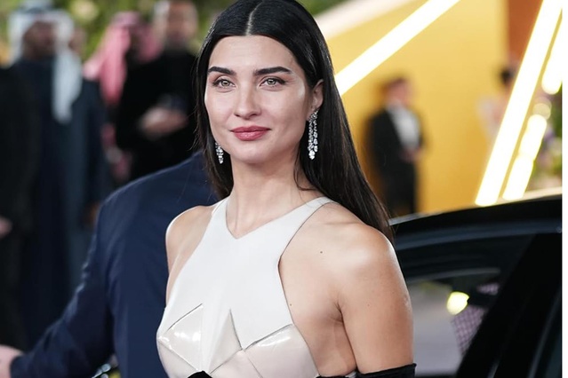 Tuba Büyüküstün'un festival pozlarına yorum yağdı! Yanındaki isim dikkat çekti