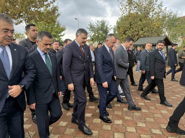 Bakan Çiftçi, 99 metrelik MPMS-1 denize indirildikten sonra Kocaeli'de cuma namazı kıldı