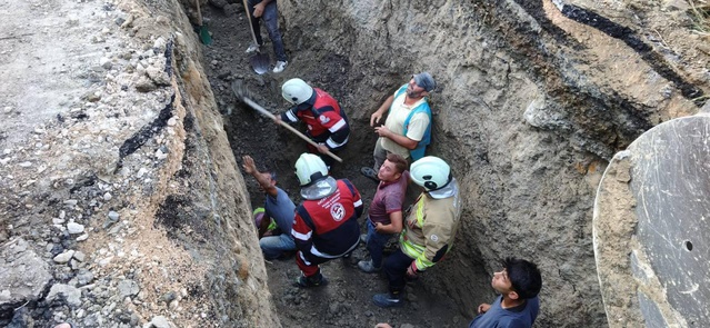 Hatay Arsuz'da toprak kayması oldu, göçük altındaki işçiyi itfaiye kurtardı