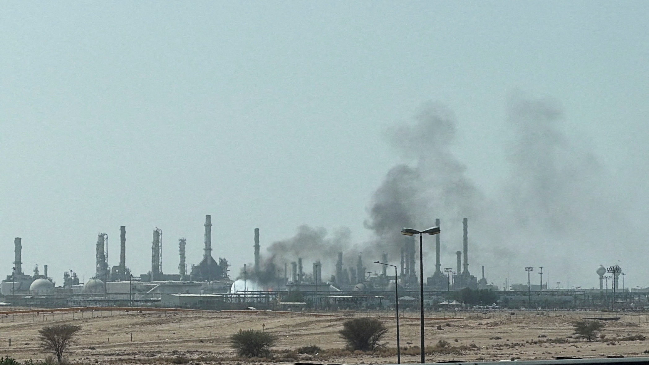 Yemen'de savaş şiddetlendi. Engellenen füze parçaları Riyad'da 4 kişiyi yaraladı
