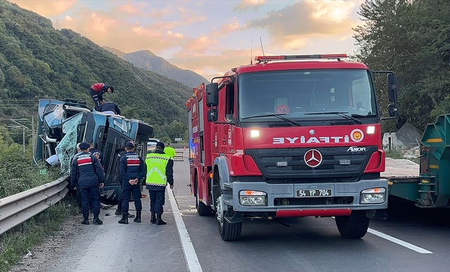 Sakarya Geyve'de devrilen kiremit yüklü tır D-650'de trafiği tek şeride düşürdü