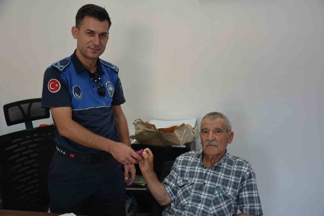 Demirci'de Kıbrıs Gazisi Ahmet Ünalan, 400 bin liralık ziyneti zabıtaya teslim etti