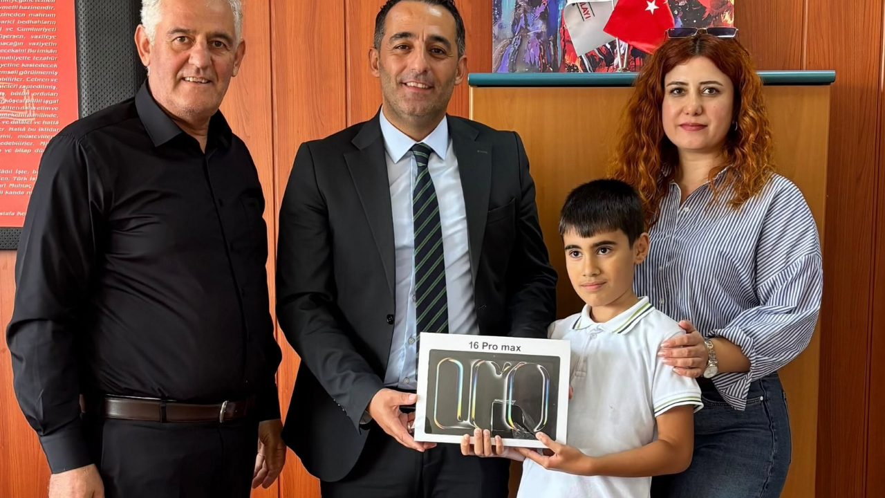 Kalecik’te öğrencilere söz verilen tabletler hediye edildi