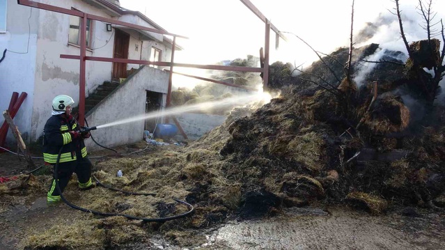 Kastamonu'da çiftlikte çıkan yangın yaklaşık 8 bin balya samanı küle çevirdi