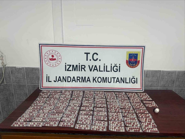 İzmir Kınık'ta durdurulan araçta bin 456 uyuşturucu hap çıktı, 3 şüpheli gözaltına alındı