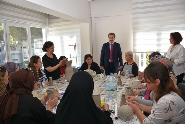 Salihli Kaymakamı Güldoğan, kadın kurslarının verildiği ADEM'i ziyaret etti