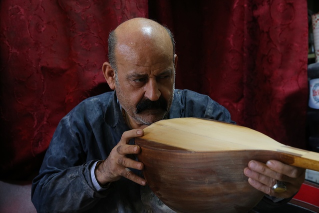 Şanlıurfa'da bağlama ustası Yahya Çekirge, oyma sazda gomalak cila kullanıyor