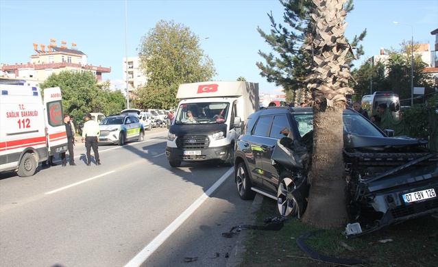 Antalya Serik'te D400'de otomobil yayaya çarptı, 2 kişi yaralandı