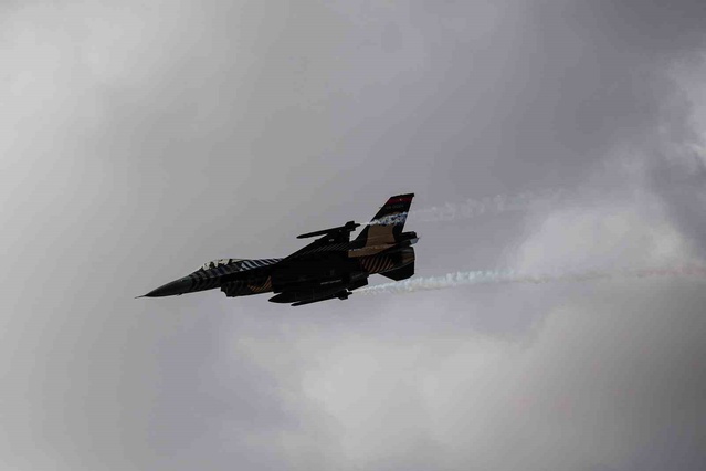 SOLOTÜRK F-16 ve ATAK helikopteri Şanlıurfa TEKNOFEST'te binlerce kişiyi coşturdu