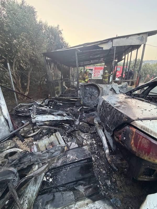 Samandağ'da oto galerideki kulübe yangını 3 araca zarar verdi, biri tamamen yandı