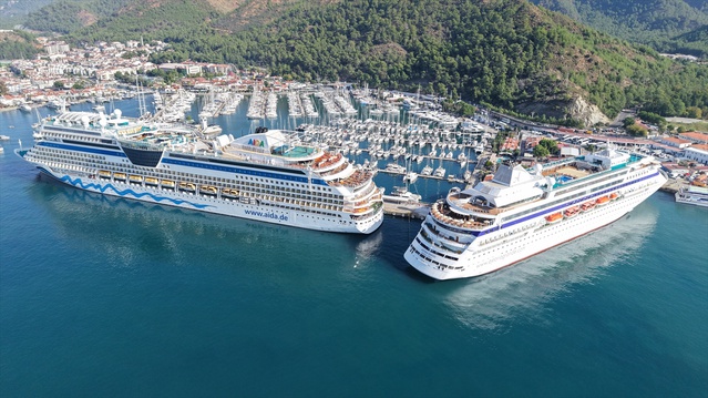 Muğla'nın Marmaris ilçesinde Aida Stella ve Astoria Grande 2 bin 916 turist getirdi