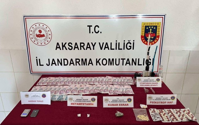 Jandarma Aksaray'da durdurduğu araçta uyuşturucu ele geçirdi, 2 şüpheli tutuklandı