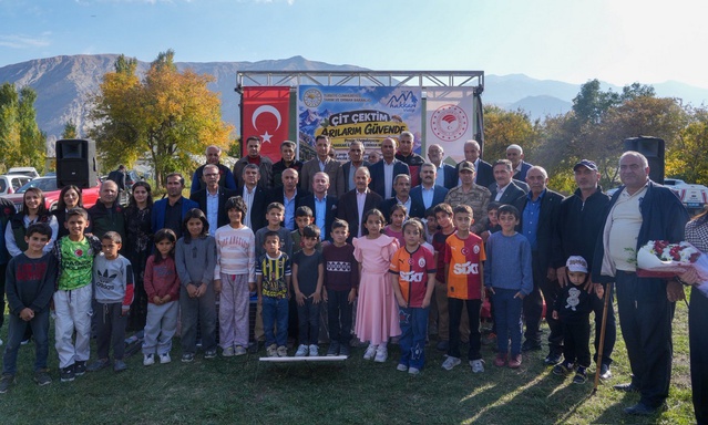 Hakkari'de arıcılık projesiyle 262 elektrikli çit seti üreticilere kazandırıldı