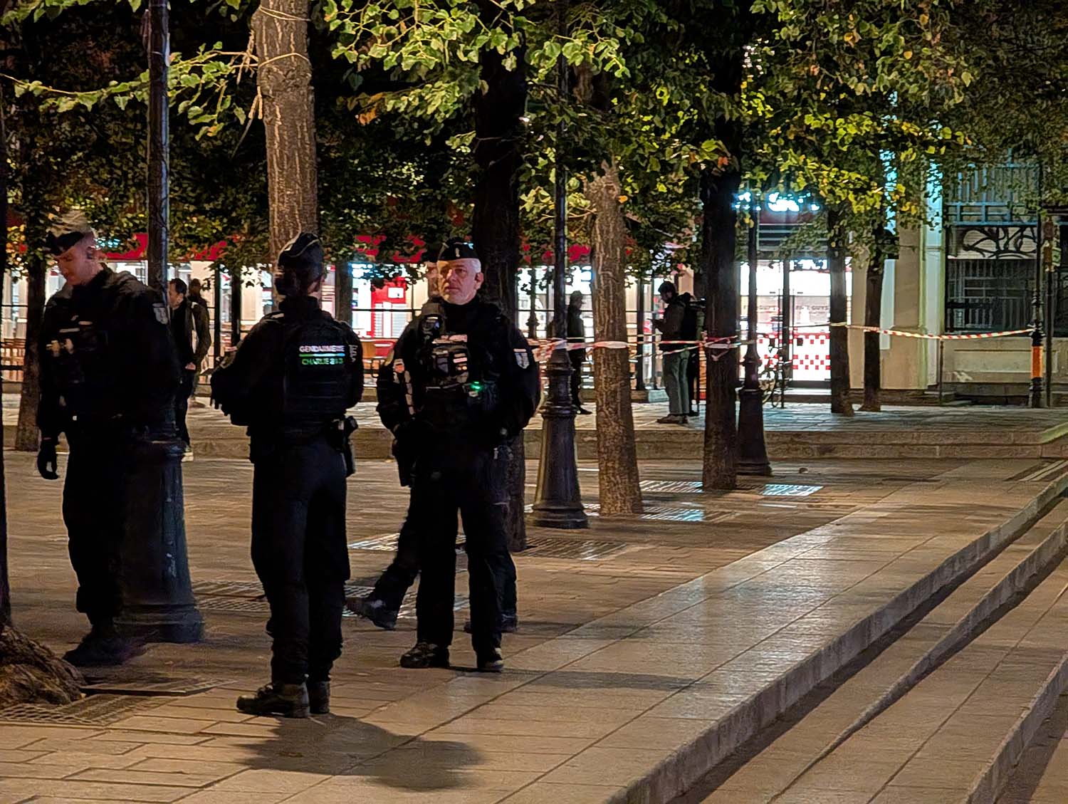 Fransa'da Paris ve bazı kentlerdeki kısmi sokağa çıkma yasağı uzatıldı