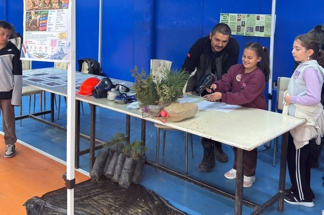 Emet'te bilim festivalinde çocuklara erozyonla mücadelede ormanların önemi anlatıldı