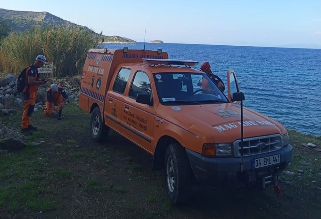 MAG-AME ekibi, Datça'da mahsur kalan kişiyi Sahil Güvenlik botuyla kurtardı