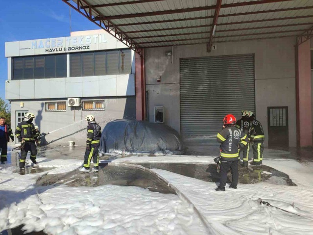 Denizli'de şarjdaki elektrikli araç itfaiyenin battaniyesiyle söndürüldü