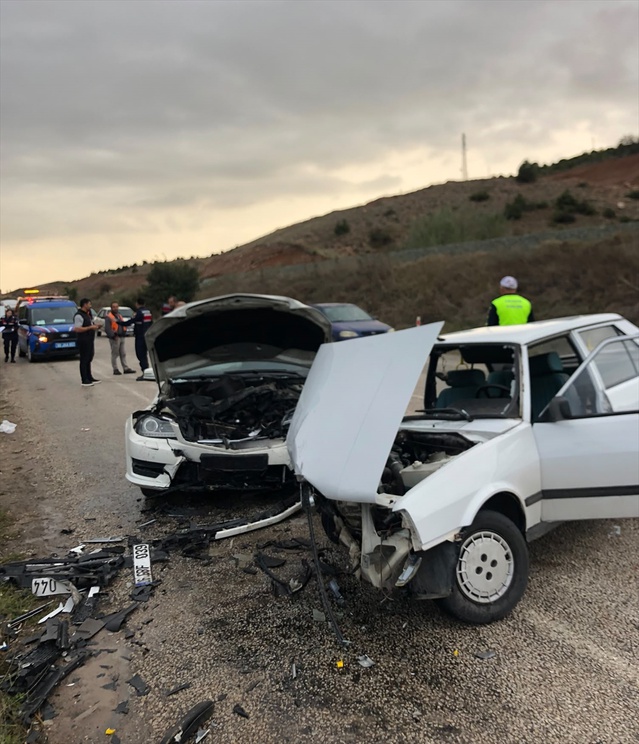 Tokat'ta iki otomobil Bağlarpınarı mevkiinde çarpıştı, 5 kişi yaralandı