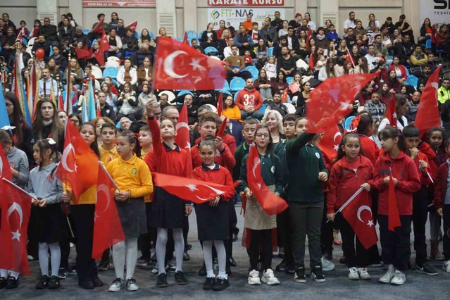 Edirne'de 29 Ekim kutlamaları Mimar Sinan Spor Salonu'nda bayrak coşkusuyla yapıldı